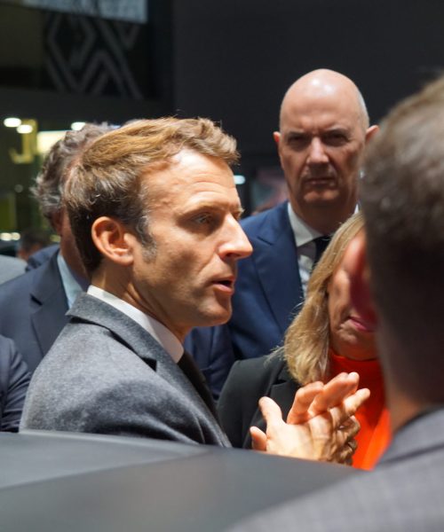 Emmanuel Macron sur le stand Peugeot